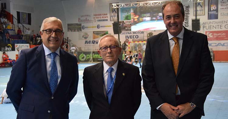 Francis Pérez, a la derecha, junto a Juan Perales, uno de los fundadores del club de Puente Genil, y Mariano Jiménez.