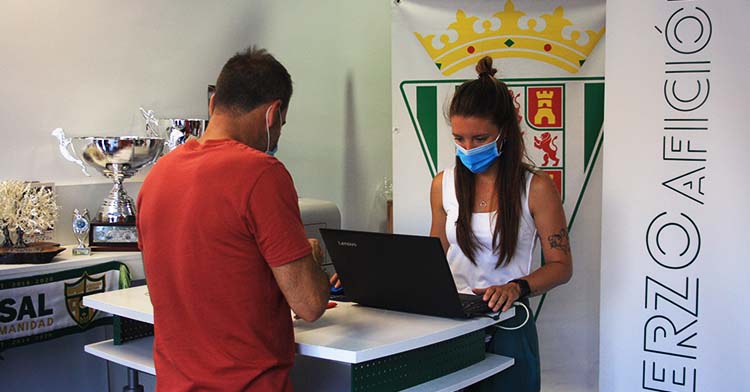 Un aficionado del Córdoba Patrimonio de la Humanidad en la gestión de su carné