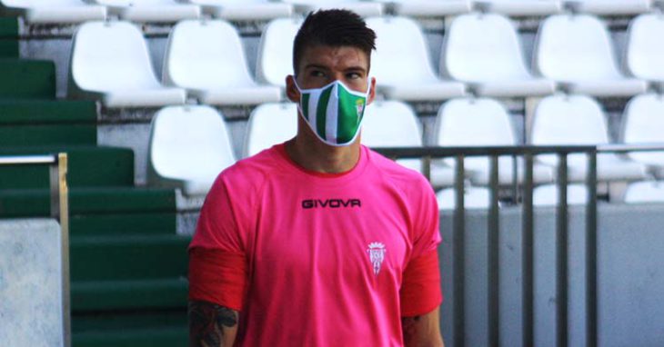 Isaac Becerra luciendo su mascarilla del Córdoba CF tras superar su cuarentena del Covid.