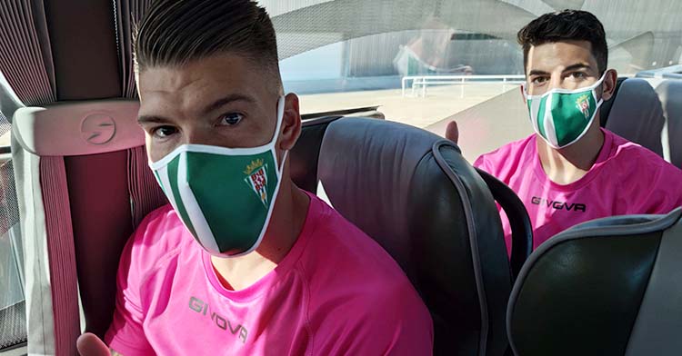 Isaac Becerra y Fran Gómez ya subidos al autocar blanquiverde.