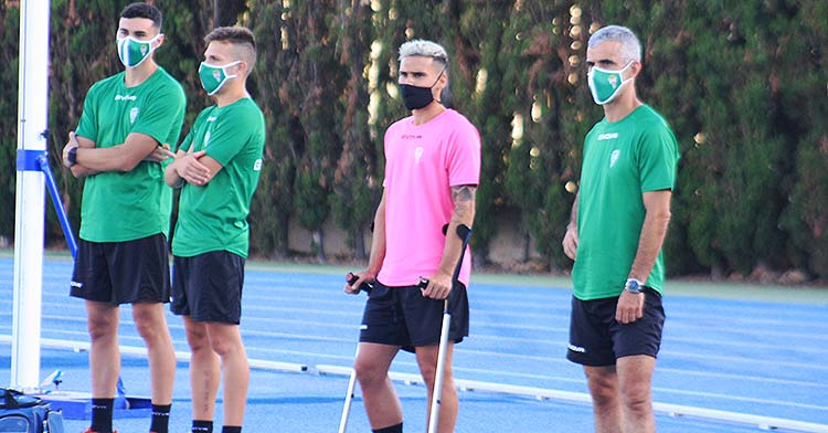 Iván Robles siguiendo el entrenamiento de sus compañeros con sus nueva pareja inseparables, las muletas.
