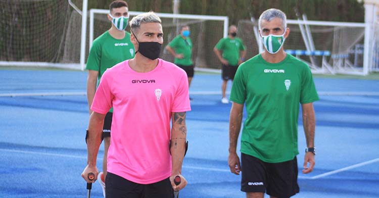 Iván Robles junto al doctor Bretones tras ver el entrenamiento de sus compañeras con sus muletas.