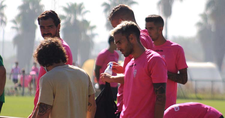 Iván Robles cambiando impresiones con Raúl Cámara, su compañero hasta hace cinco meses en el lateral derecho, a la conclusión del entrenamiento.