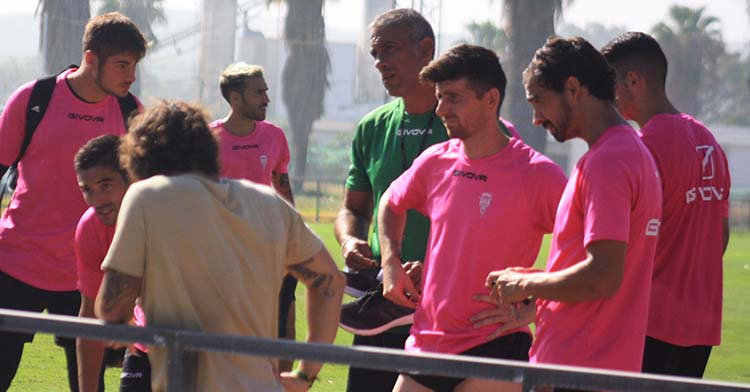 Javi Flores y Miguel de las Cuevas hablando con Raúl Cámara, con Jesús Álvaro escuchando, los protocolos de sanidad que tendrán en el stage de Torrox.