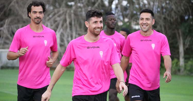 Javi Flores, Carlos Valverde y Miguel de las Cuevas sonríen a la lluvia de la matinal de este sábado en la Ciudad Deportiva