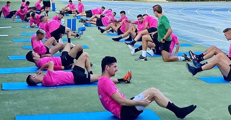 Javi Flores, en primer término, junto al resto de sus compañeros activándose al lado de las pistas de atletismo del estadio Enrique López Cuenca de Nerja.