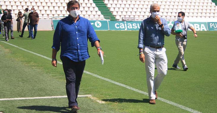 Javier González Calvo sobre el verde de El Arcángel junto a Miguel Valenzuela.