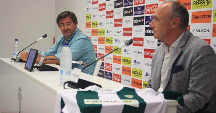Javier Piedra en primer término, con la camiseta luciendo el logo de los Supermercados, con Javier González Calvo al fondo.