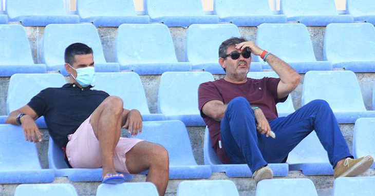 Juanito y Javier González Calvo siguiendo el entrenamiento en Nerja desde la grada.