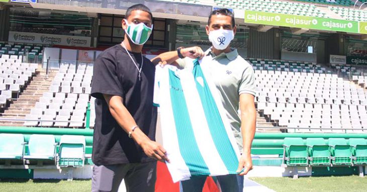 Juanito muestra la elástica blanquiverde junto a su primer fichaje, el neerlandés Darren Sidoel.