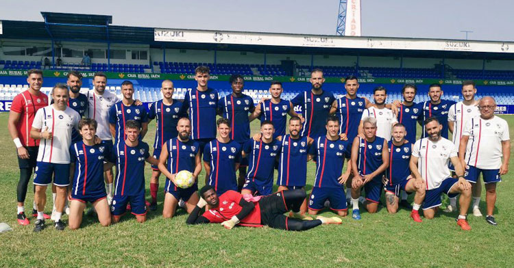La foto de grupo del Linares antes de partir a Madrid. Foto: Linares Deportivo