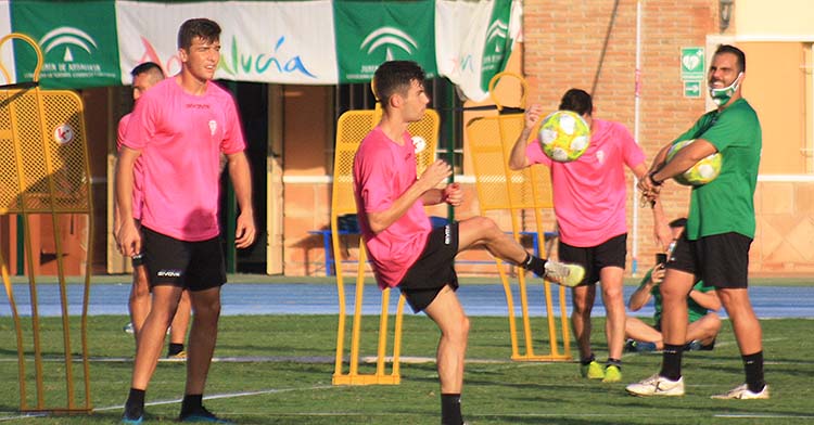 Luismi se gusta con el balón bajo la atenta mirada del preparador físico, Rubén Betanzos, y Alberto del Moral.
