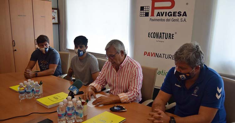 Los extremos Manu Díaz y José Padilla acompañados por Mariano Jiménez y Paco Bustos durante su presentación.