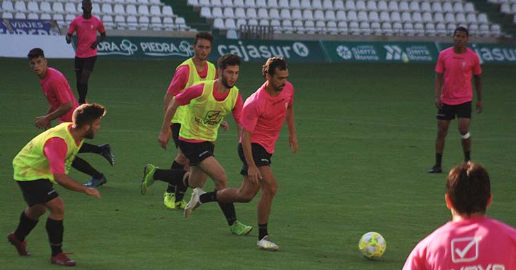 Una genialidad de Miguel de las Cuevas marchándose de tres jugadores del filial abrió el marcador del primer amistoso.