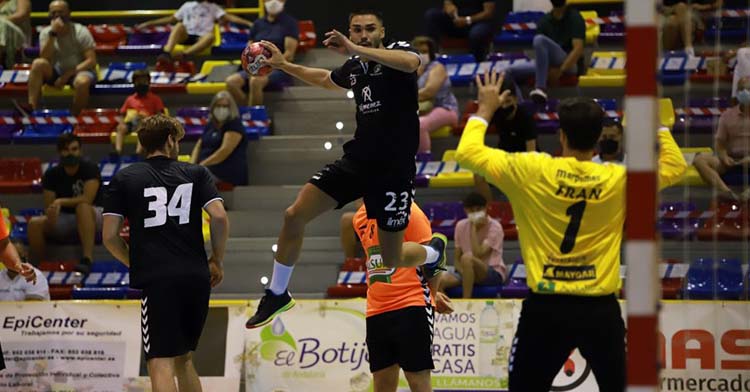 Mitic se eleva ante el meta del Antequera