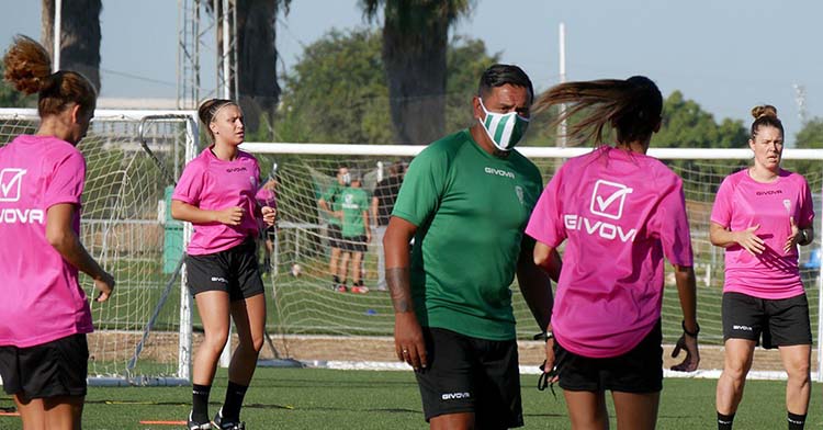 Ariel Montenegro en un entrenamiento con sus jugadoras