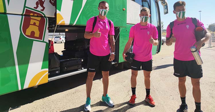 Moutinho, Berto Espeso y Manu Farrando antes de subirse al autocar cordobesista para poner rumbo a Torrox