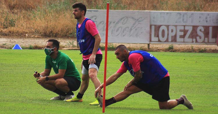 Moutinho estira junto a Javi Flores.