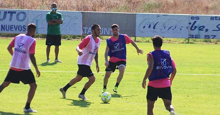 Moutinho busca un compañero a quien pasar el balón con Javi Flores a sus espaldas.