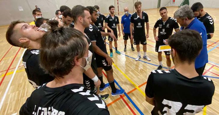 Paco Bustos dando instrucciones a sus hombres sobre el parquet del pabellón Los Olivos de Málaga.