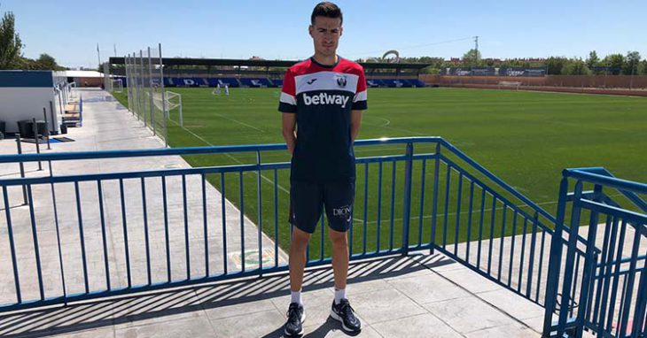 Pedro Zamorano con la equipación de entrenamientos del Leganés.