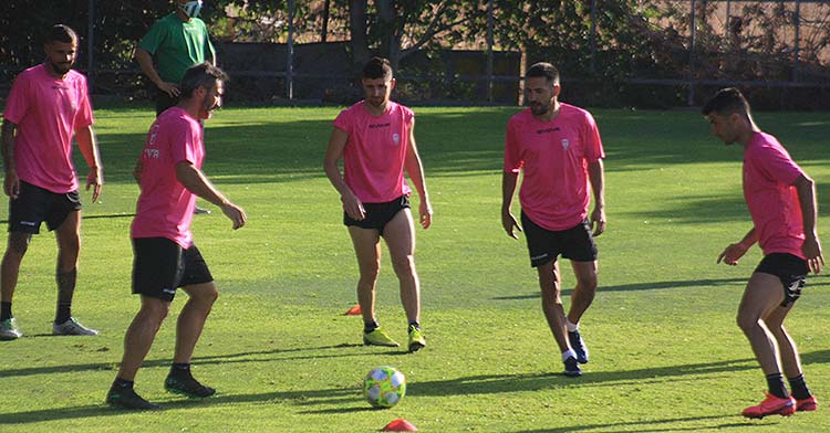El núcleo. Los más veteranos del Córdoba: Piovaccari, Javi Flores, Xavi Molina, Carlos Valverde y Willy durante el rondo matinal de este martes.