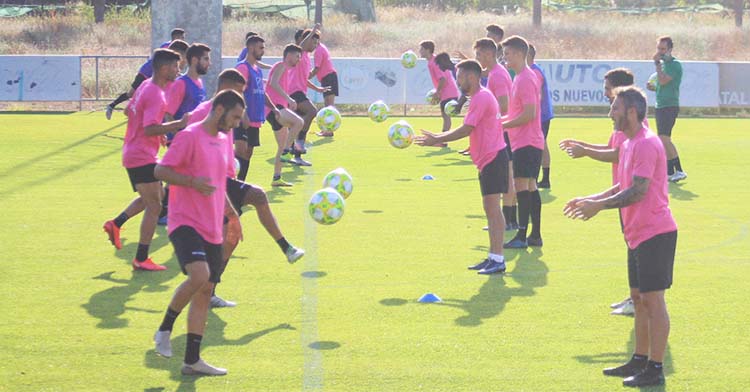 Los jugadores del Córdoba hacen un ejercicio de equilibrio en paralelo, con Piovaccari y Moutinho en primer término.