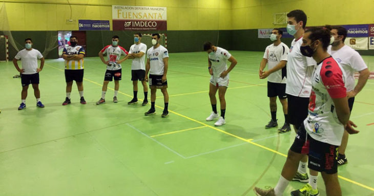 Los jugadores del BM Pozoblanco en corro en la sala de La Fuensanta. Foto: Hoy al día