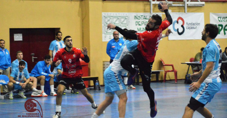 Alberto Requena lanzando a puerta. Foto: Cajasur Córdoba de Balonmano
