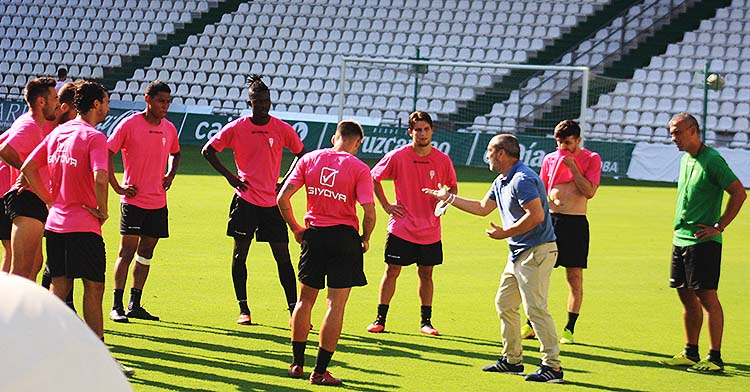 Juan Sabas repasando con su primer once las incidencias de la primera parte del amistoso ante el filial.