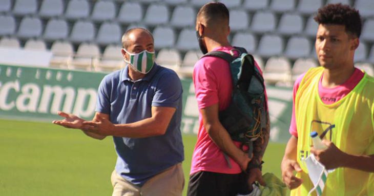 Sabas gesticula ante un Xavi Molina que no entrena con el grupo desde antes de aquel partidillo por un edema óseo en el tobillo.