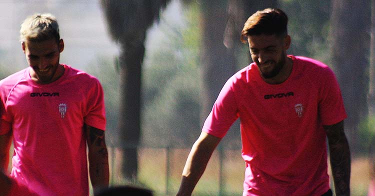 Iván Robles sonríe junto a Samu Delgado a la conclusión del entrenamiento.