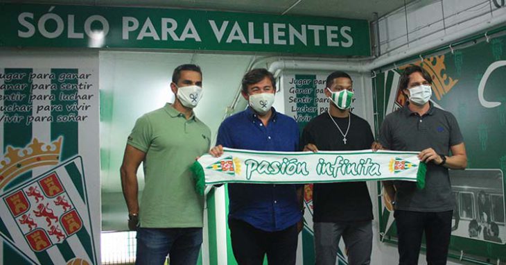 Javier González Calvo, a principios de semana, durante la presentación de Darren Sidoel junto a Juanito y Adrián Fernández.