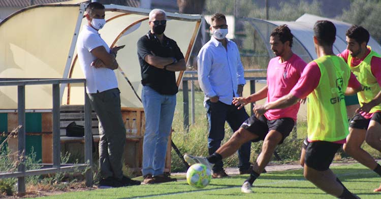 Juanit, Miguel Valenzuela y David Ortega siguiendo el entrenamiento encima de Miguel de la Cuevas.