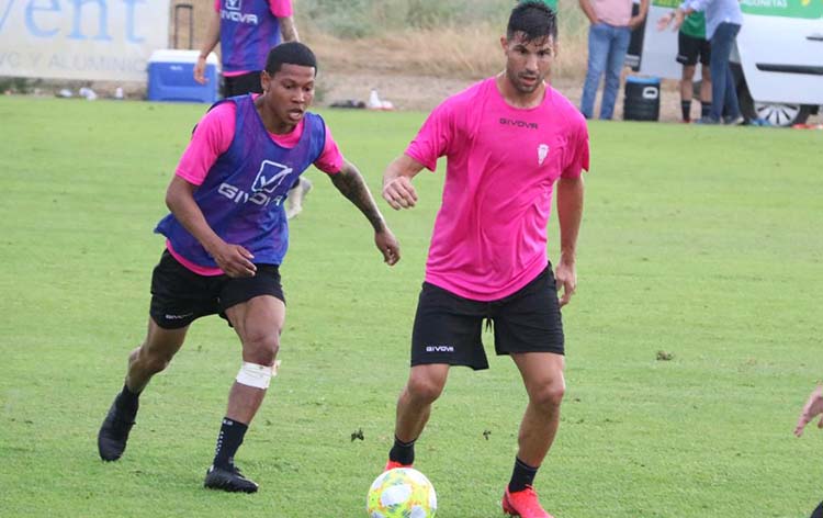 Willy controla el esférico ante Darren Sidoel.