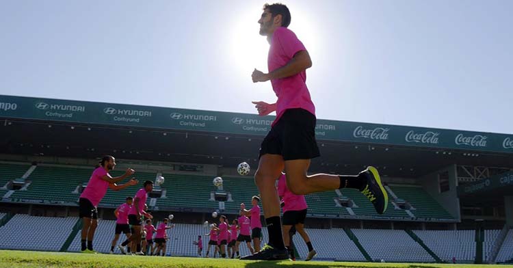 Bernardo Cruz haciendo carrera continua en El Arcángel con sus compañeros al fondo.