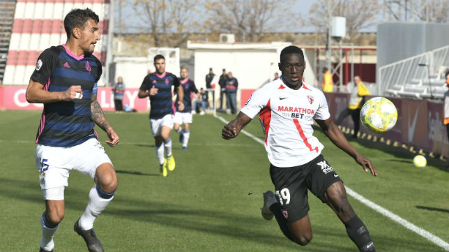 Diabaté busca el balón ante un jugador del Recre en el partido del filial sevillista en su Ciudad Deportiva.