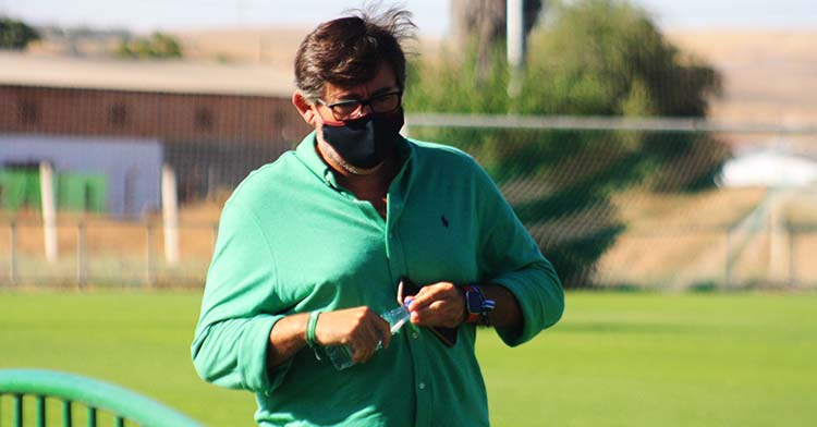 El consejero delegado del Córdoba CF, Javier González Calvo, en la Ciudad Deportiva a la conclusión de uno de los entrenamientos de la pasada semana.