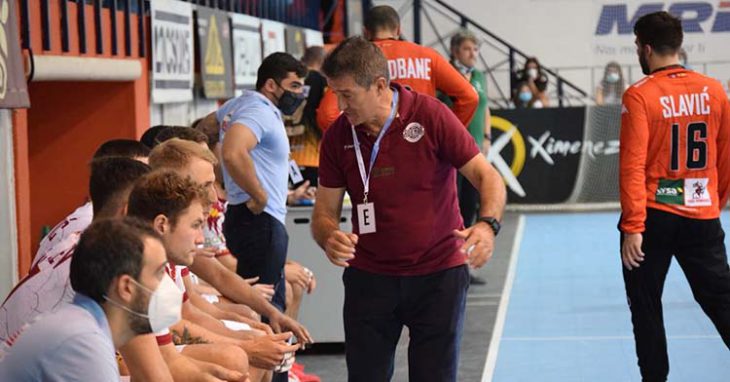 Manolo Cadenas dando instrucciones en el banquillo del Alcalde Miguel Salas.