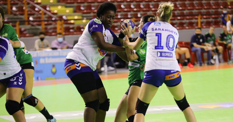 Gassama y Sarandeva sujetan a Agus López, la mejor de Adesal. Foto: Balonmano Granollers