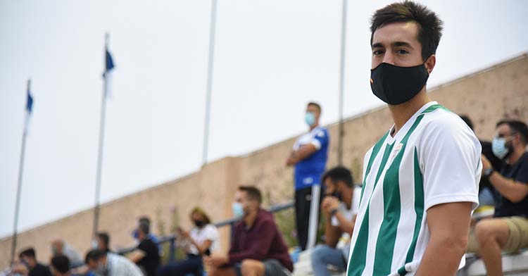 Un aficionado cordobesista en el Bahía Sur de San Fernando viendo el primer amistoso del Córdoba.