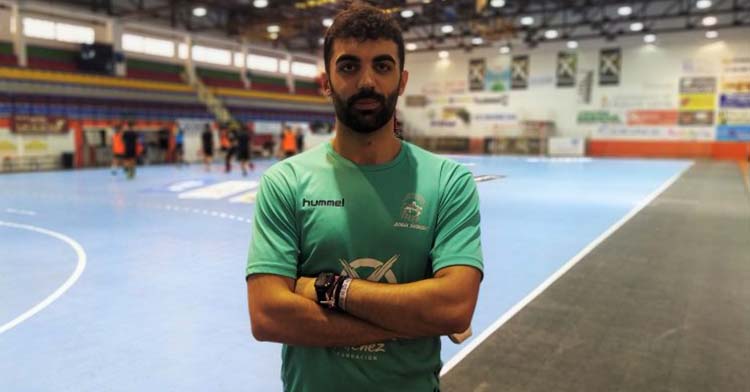 Agus Avilés posando en la cancha del Alcalde MIguel Salas.
