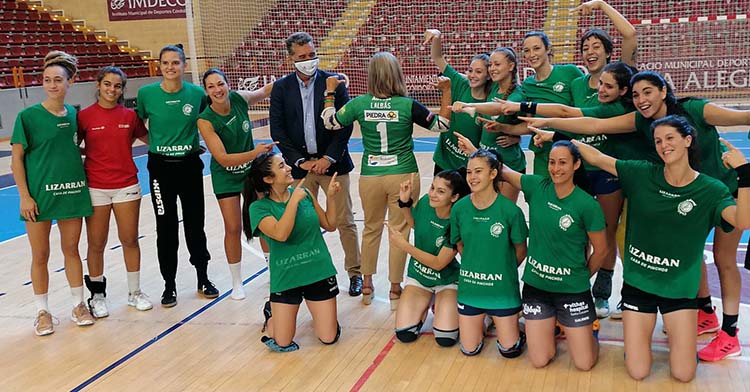 El presidente del IMDECO, Manuel Torrejimineo, junto a Isabel Albás, en su visita a Vista Alegre junto a las chicas de Adesal.