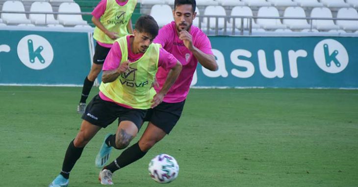 Iván Navarro persigue a Álex Meléndez que jugó por primera vez con el filial.