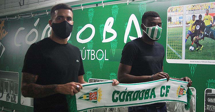 Álex Robles y Djak Traoré durante su puesta de largo como jugadores del Córdoba CF.