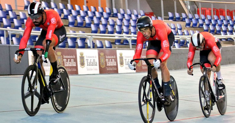 Alfonso Cabello lanzando el relevo por la parte alta del peralte del velódromo Miguel Induráin junto a sus compañeros.
