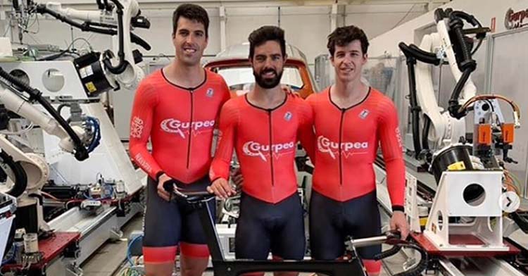 Alfonso Cabello, en el centro, junto a Juan Peralta y Sergio Aliaga, con los que debutará en la prueba de velocidad por equipos en el Nacional Absoluto de Tafalla.