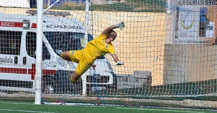 Ana de Murga, nueva jugadora del Pozoalbense, volando bajo palos