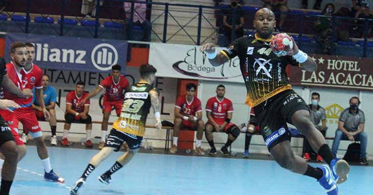 El brasileño Anderson Mollino circulando el balón ante la defensa del Cantabria Sinfín