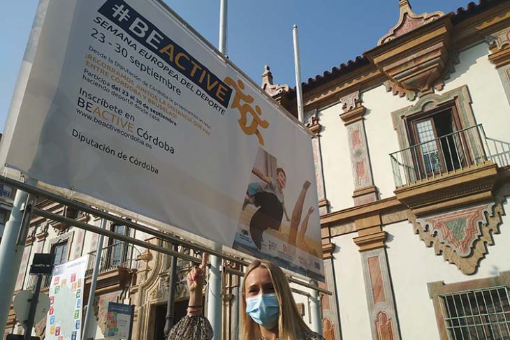 La diputada de Deportes Ana Blasco señalando el cartel que presiden al entrada a Diputación esta semana.